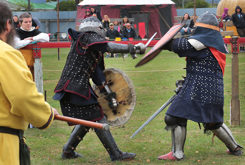 Medieval Market : Swords and Armour : Medieval Fighting : Levin : New Zealand : Richard Moore : Journalist : Photographer :